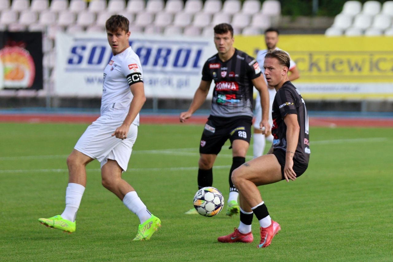 W derbach regionu ŁKS Łomża pokonał Jagiellonię II Białystok 2:0. Udany debiut nowego trenera Wigier i porażka KS Wasilków