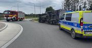Wypadek na S16. Ciężarówka przewróciła się na rondzie