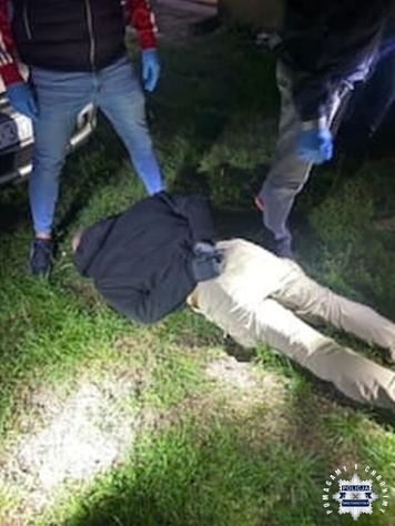 Blisko 8 kilogramów narkotyków, broń i 136 tysięcy złotych. Duża akcja świętokrzyskich policjantów