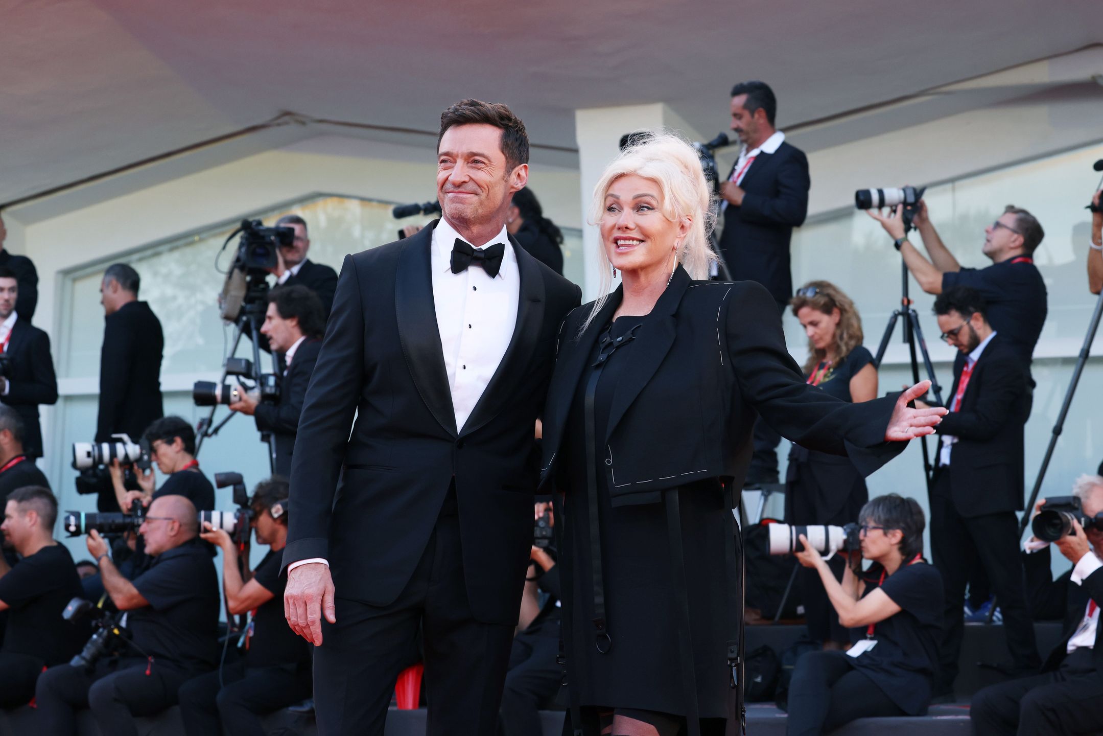 Hugh Jackman całuje żonę na Festiwalu Filmowym w Wenecji