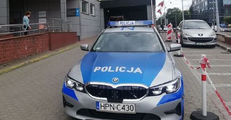 Zdesperowana kobieta krzyczała w stronę policjantów. Dziecko walczyło o życie