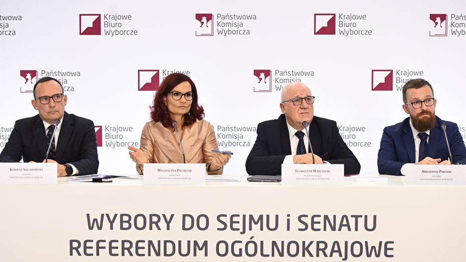 Warszawa, 15.10.2023. Wybory parlamentarne 2023. Członkowie PKW: Arkadiusz Pikulik (P) i Konrad Składowski (L), szefowa KBW Magdalena Pietrzak (2L) oraz przewodniczący PKW Sylwester Marciniak (2P) na konferencji prasowej Państwowej Komisji Wyborczej w Warszawie, 15 bm. dotyczącej frekwencji oraz bieżących spraw związanymi z wyborami. Trwa głosowanie w wyborach parlamentarnych i towarzyszącym im referendum. Do jego zakończenia obowiązuje cisza wyborcza i referendalna. (aldg) PAP/Radek Pietruszka