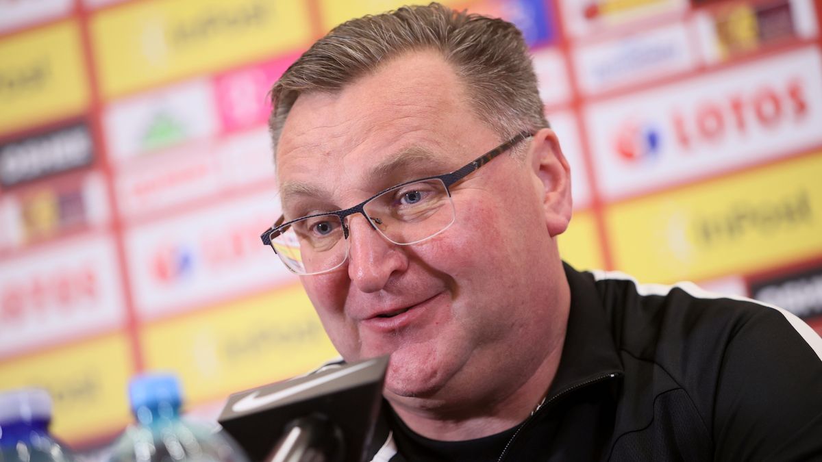 Warszawa, 30.05.2022. Trener reprezentacji Polski Czesław Michniewicz podczas konferencji prasowej w Warszawie, 30 bm. Polacy przygotowują się do meczów piłkarskiej Ligi Narodów. Biało-czerwoni zagrają Biało-czerwoni zagrają 8 czerwca z Belgią w Brukseli, 11 czerwca z Holandią w Rotterdamie, a 14 czerwca zmierzą się z Belgią w Warszawie. (gj) PAP/Leszek Szymański