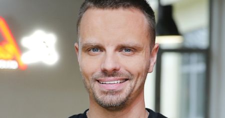 Marcin Hakiel POTWIERDZA związek z tajemniczą brunetką? Zabrał ją na spotkanie z 10-letnią córką. "Esmeralda" (ZDJĘCIA)