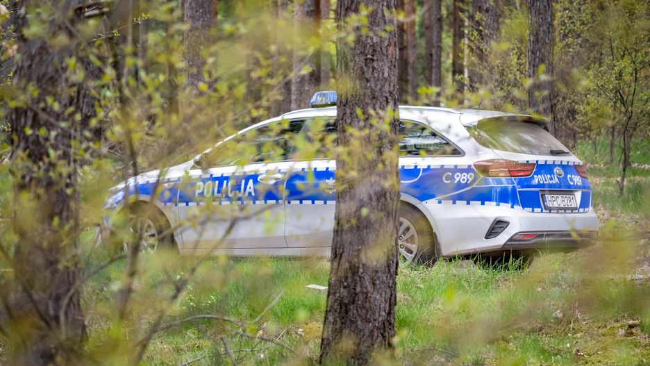 Koszmar pod Warszawą. Porwali 18-latkę i kazali kopać jej grób