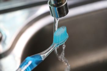 Moczysz szczoteczkę przed myciem zębów? Dentysta mówi wprost