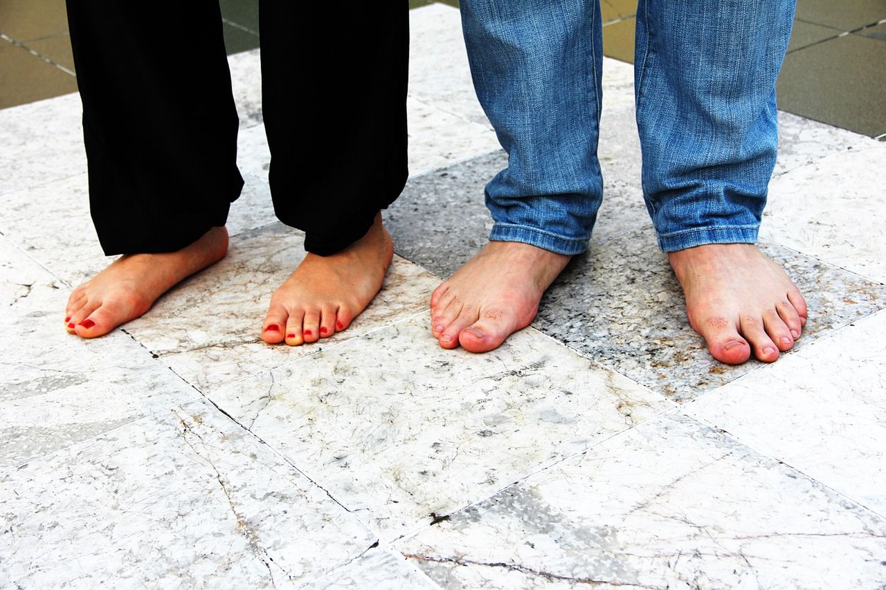 Pierwsze objawy zauważysz na stopach