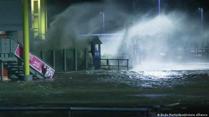 Sztorm na wybrzeżu Dagebüll w Szlezwiku-Holsztynie