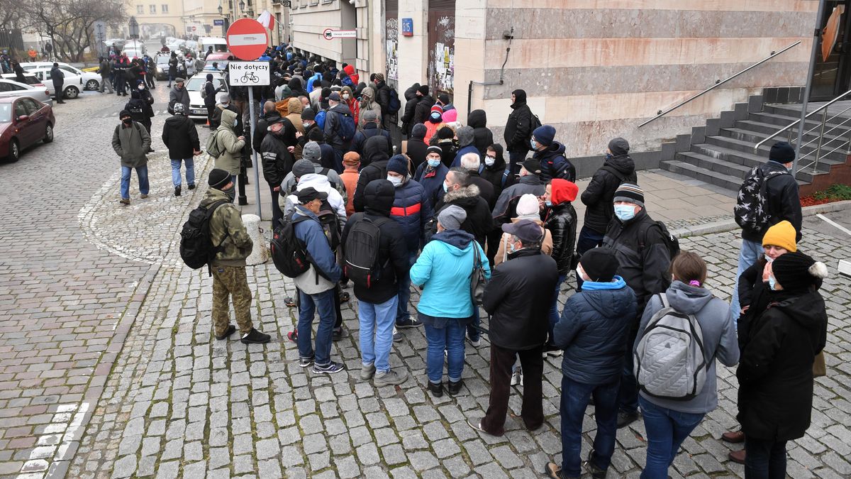 Warszawa, 09.11.2021. Kolejka przed oddziałem NBP w Warszawie, 9 bm. Od dziś w sprzedaży jest banknot 20-złotowy z wizerunkiem zmarłego prezydenta Lecha Kaczyńskiego oraz złota moneta o nominale 500 zł, również z wizerunkiem prezydenta. (mr) PAP/Radek Pietruszka