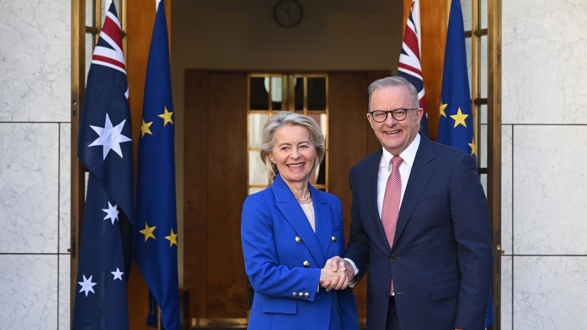 epaselect epa12845017 President of the European Commission Ursula von der Leyen (L) is greeted by Australian Prime Minister Anthony Albanese (R) during a visit to Parliament House in Canberra, Australia, 24 March 2026. EPA/LUKAS COCH AUSTRALIA AND NEW ZEALAND OUT Dostawca: PAP/EPA.