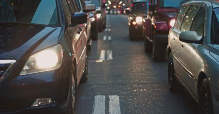 Jakie są zasady pierwszeństwa w różnych sytuacjach na drodze?