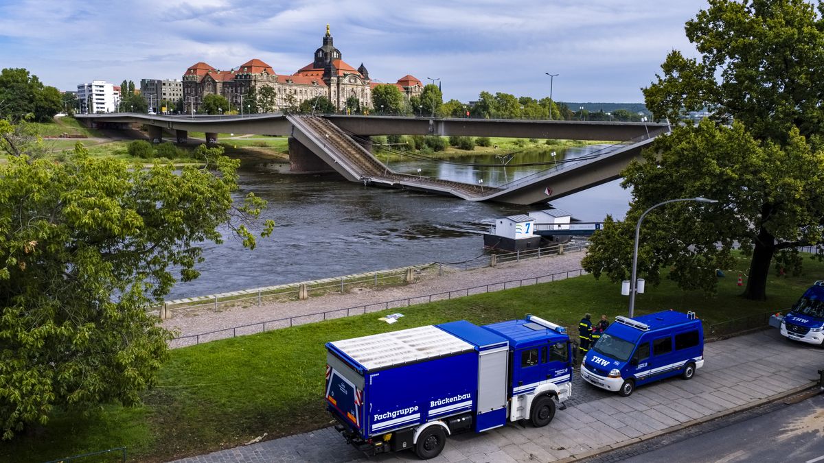 DRESDEN, SAXONY, GERMANY - 2024/09/12: Cars of the Federal Agency for Technical Relief, THW, in front of the partly collapsed Carola Bridge, the Saxon State Chamber in the distance. (Photo by Frank Bienewald/LightRocket via Getty Images)