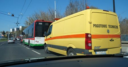 Podczas zmiany pasa ruchu doprowadziła do zderzenia z autobusem miejskim