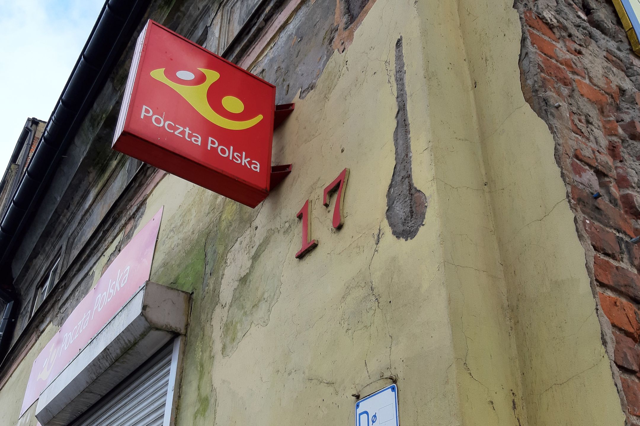 w budynku numer 17 znajduje się obecnie oddział poczty i kilka mieszkań