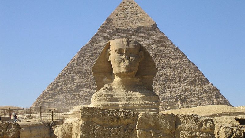 Wielki Sfinks z Gizy, z piramidą Chefrena na drugim planie
