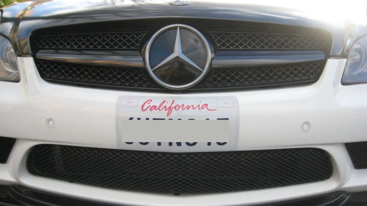 Naklejka zamiast tablicy rejestracyjnej