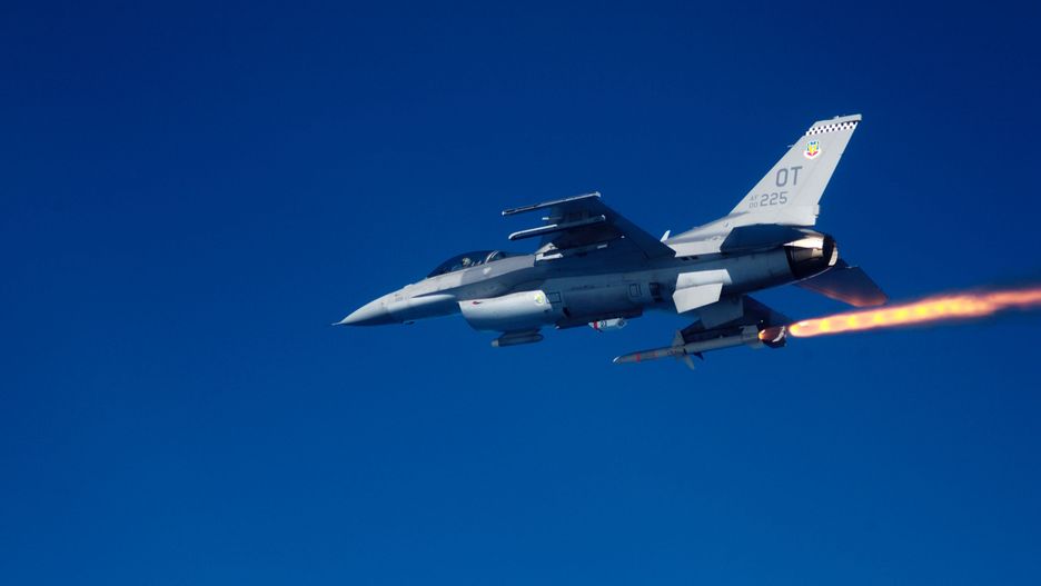 F-16 odpalający pocisk HARM - zdjęcie ilustracyjne