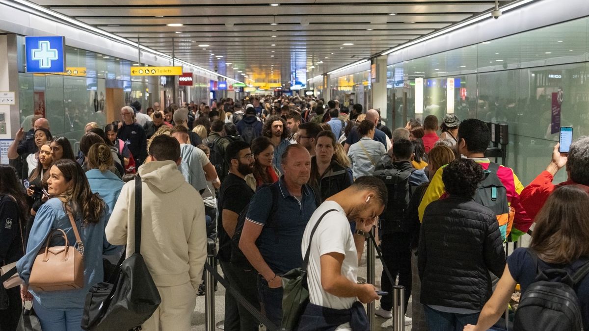"Druzgocące skutki" obostrzeń. Chaos na lotniskach będzie trwał miesiącami 