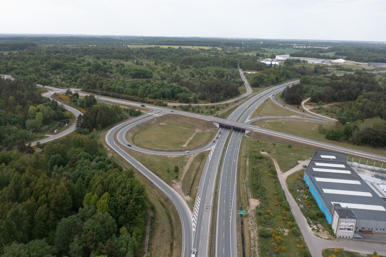 Trasa S-6 na odcinku Leśnice-Bożepole Wielkie: Trwają prace brukarskie