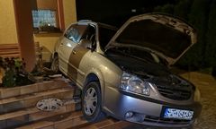 Pijany kierowca zdemolował bramę i schody przed domem. Miał ok. 2,5 promila alkoholu