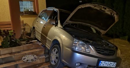 Pijany kierowca zdemolował bramę i schody przed domem. Miał ok. 2,5 promila alkoholu