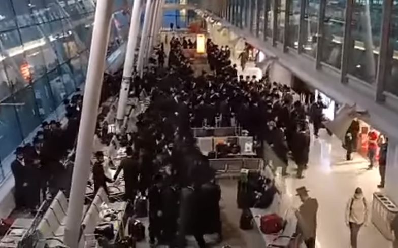 Grupa Żydów złamała obostrzenia na lotnisku Chopina. Nagranie trafiło do sieci