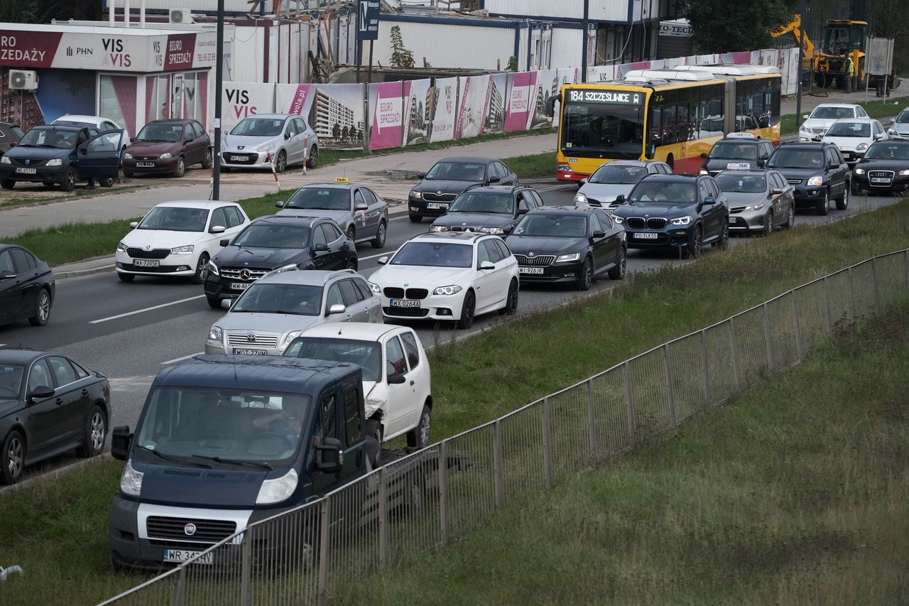 Warszawa. Utrudnienia drogowe po zderzeniu w al. Prymasa Tysiąclecia