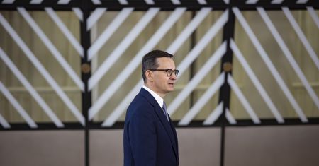 Urzędnicy u wojewodów bez rozgłosu dostaną podwyżki. Pieniądze "wręcz wyrwane z gardła rządowi"
