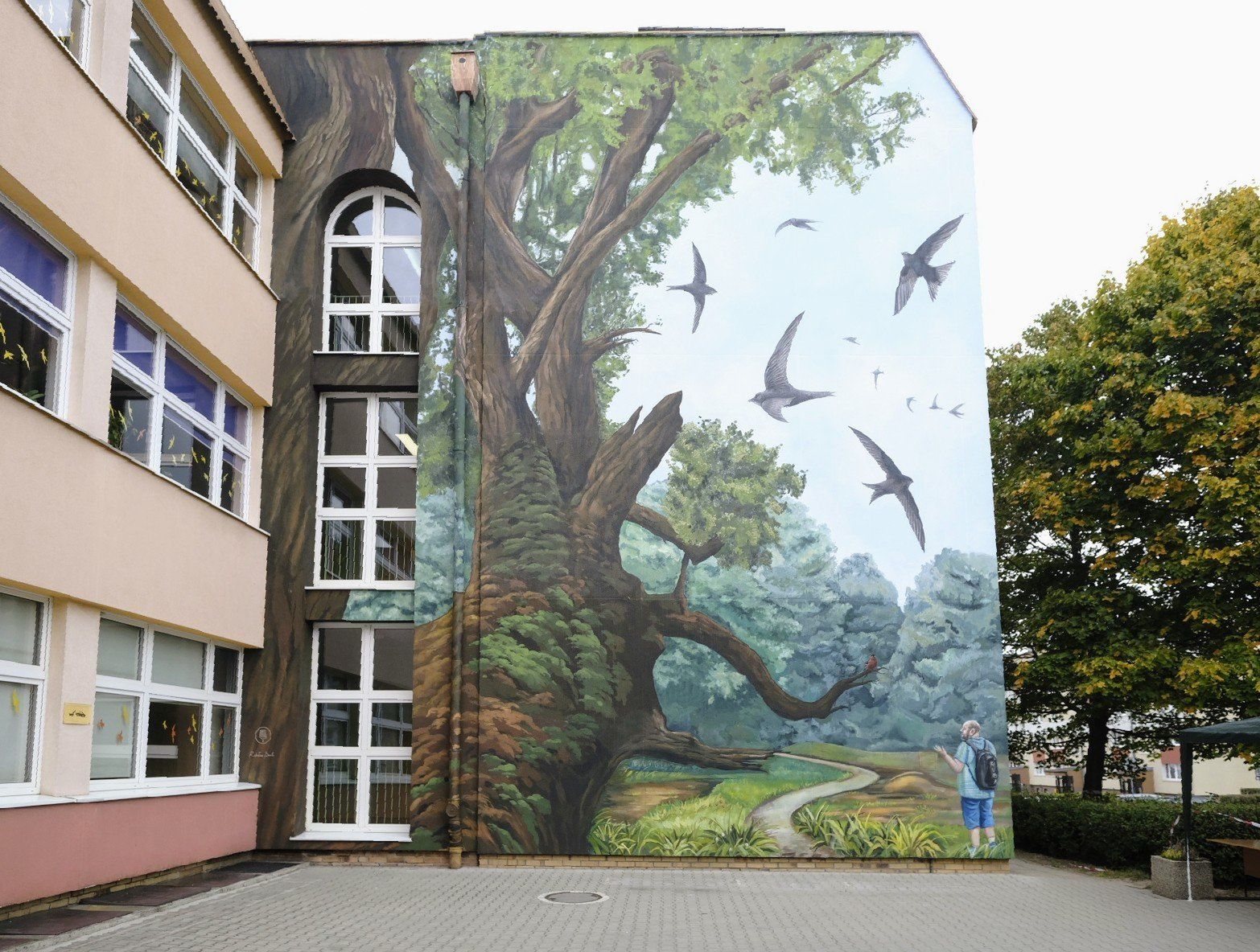 Mural na elewacji Zespółu Szkolno-Przedszkolnego nr 19 na os. Stare Zegrze w Poznaniu