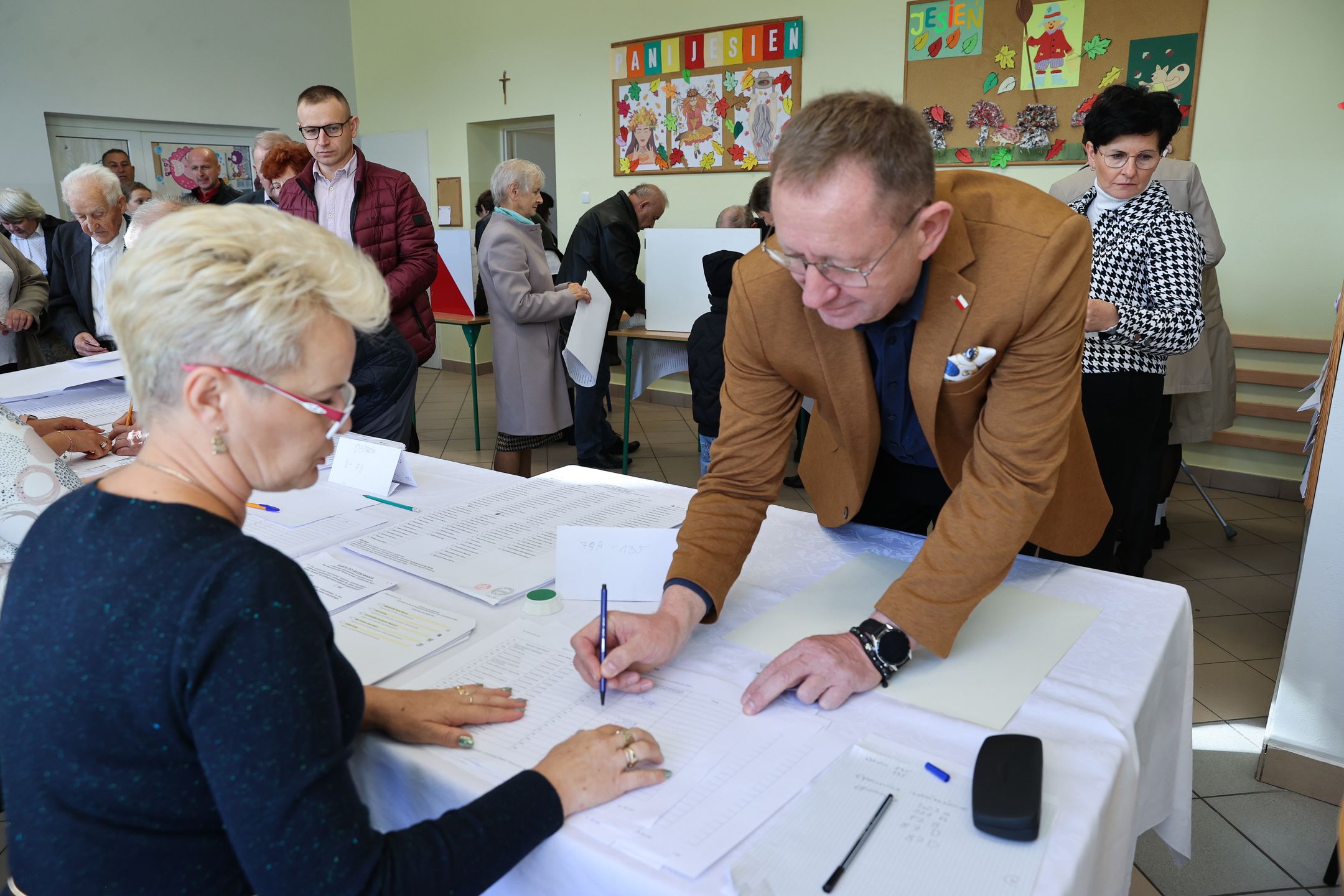 Ogonowice (woj. łódzkie), 15.10.2023. Wybory parlamentarne 2023. Minister rolnictwa Robert Telus (P) zagłosował w lokalu wyborczym w Ogonowicach, 15 bm. Trwa głosowanie w wyborach parlamentarnych i towarzyszącym im referendum. Do jego zakończenia obowiązuje cisza wyborcza i referendalna. (aldg) PAP/Marian Zubrzycki