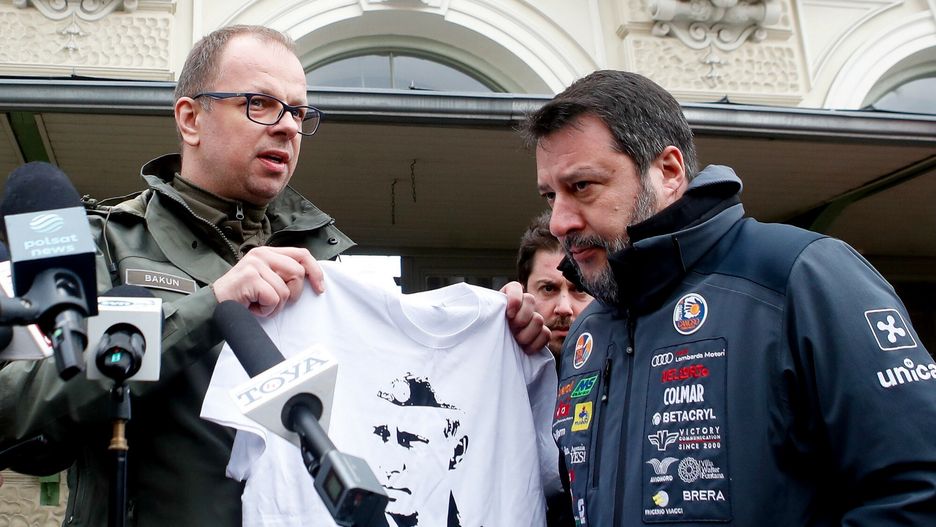 Prezydent Przemyśla Wojciech Bakun wręczył Matteo Salviniemu koszulkę z Putinem