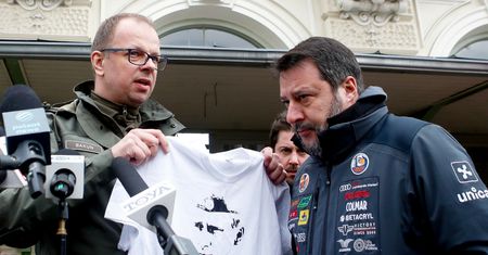 Spięcie prezydenta Przemyśla z Salvinim. Chciał mu dać koszulkę z Putinem