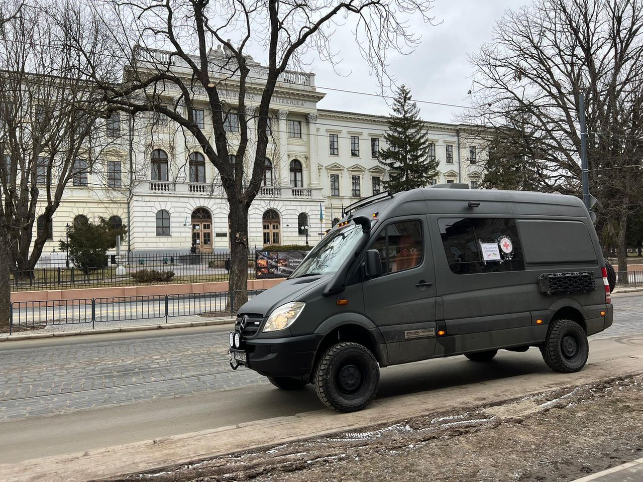 Mercedes Sprinter 4x4 z pomocą w Ukrainie