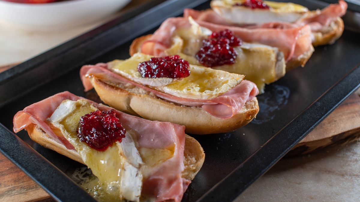 Grzanki na ciepło z camembertem