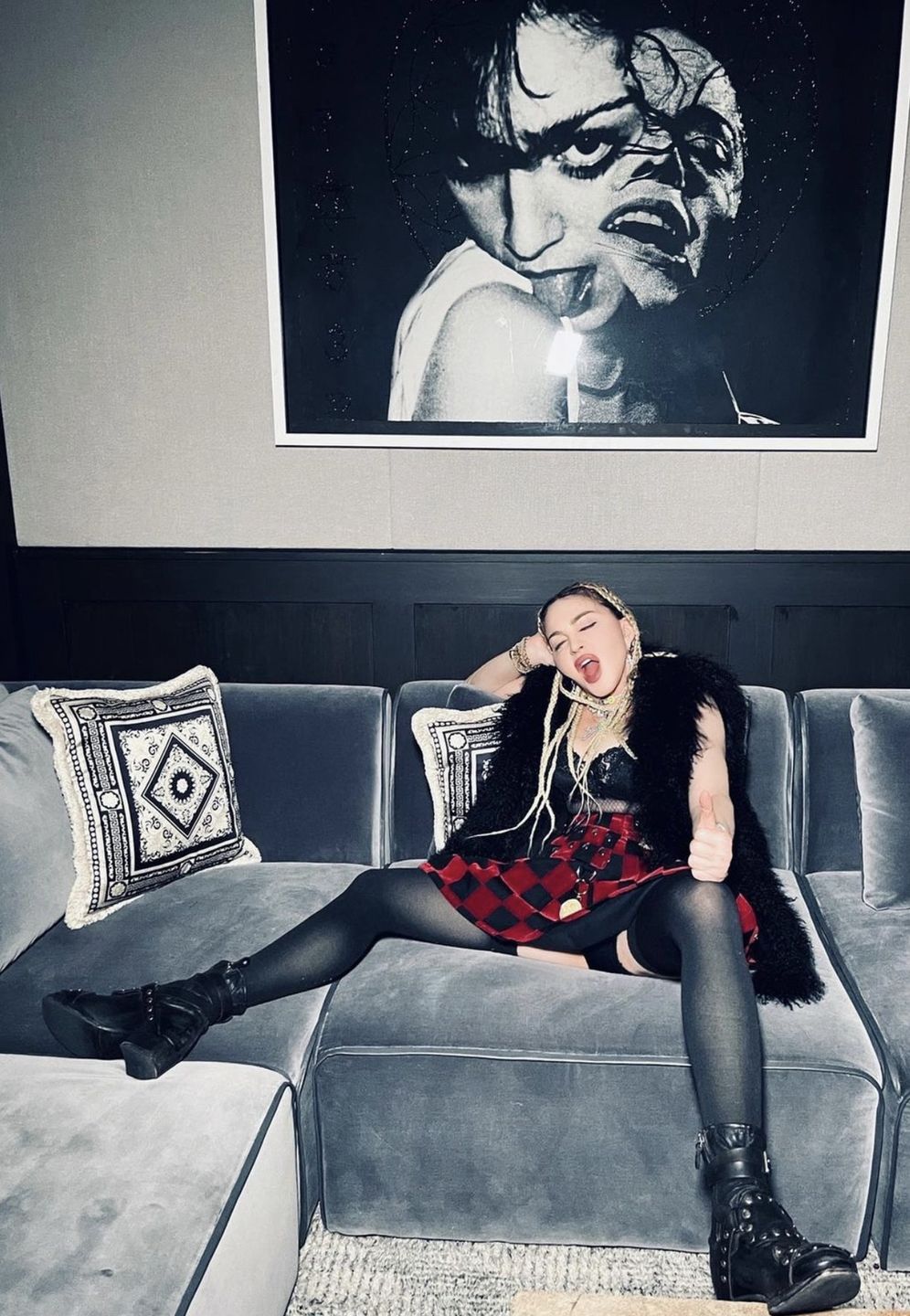 63-letnia Madonna eksponuje krocze i wypina pupę popijając winko