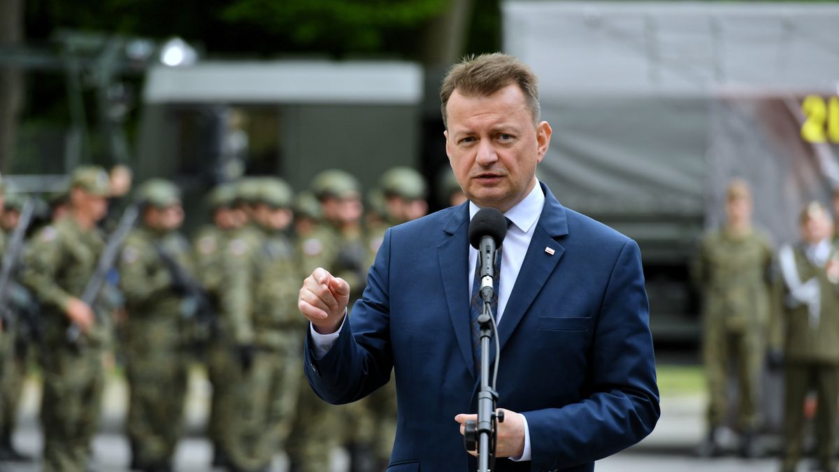 Kraśnik, 21.05.2022. Minister obrony narodowej Mariusz Błaszczak podczas uroczystości złożenia przysięgi wojskowej przez żołnierzy 2. Lubelskiej Brygady Obrony Terytorialnej podczas inauguracji akcji rekrutacyjnej do dobrowolnej zasadniczej służby wojskowej, 21 bm. na placu przy Centrum Kultury i Promocji w Kraśniku. (mr) PAP/Wojtek Jargiło