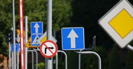 Problem na polskich drogach. Niebezpieczna "inflacja oznakowania"