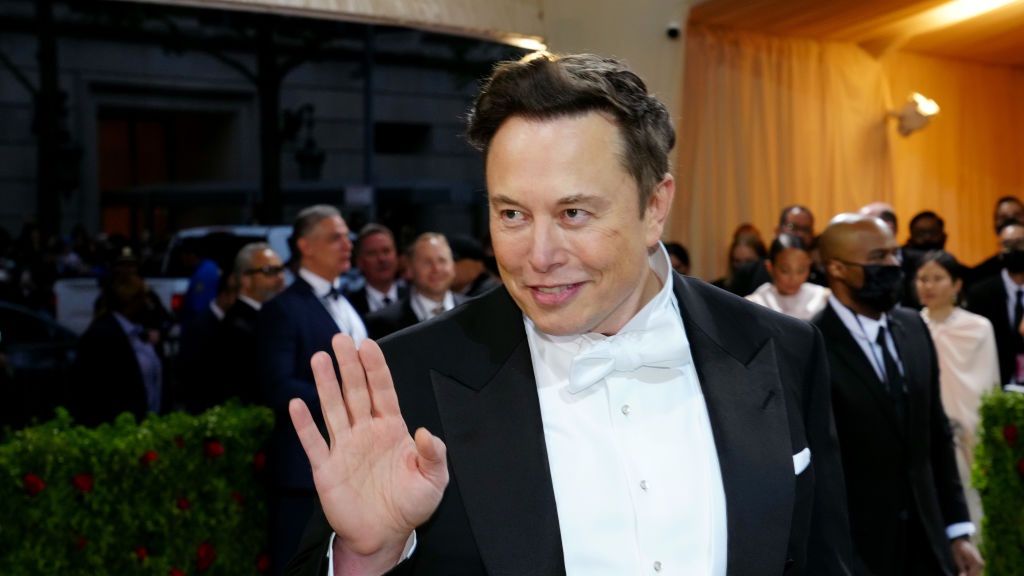 Na zdjęciu Elon Musk w smokingu