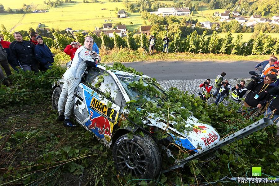 Jari-Matti Latvala po spadnięciu ze skarpy