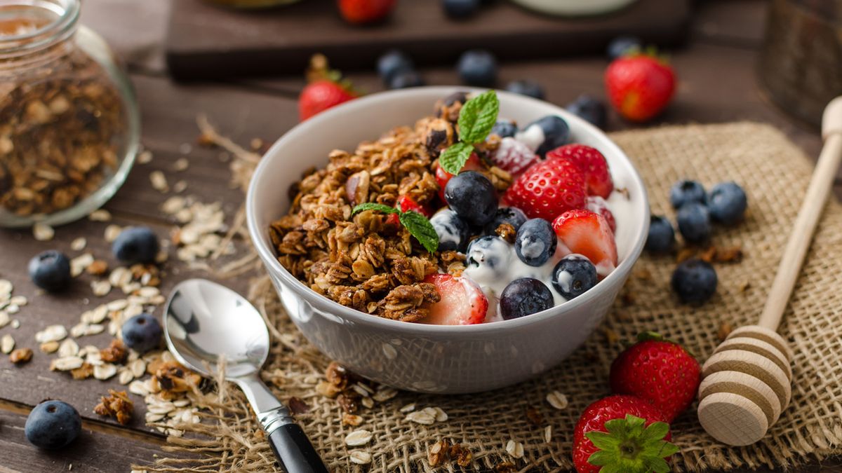Granola to pomysł na szybkie, pożywne śniadanie.