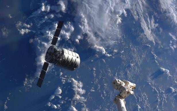 Statek transportowy Cygnus przed dokowaniem do ISS