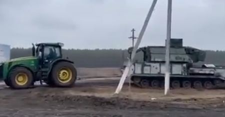 Ukraińscy rolnicy przechwycili wyrzutnię rakiet. Podpalali ją w polu