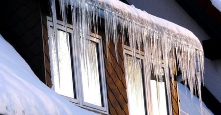 Odśnieżanie dachu. O obowiązku przypomina MSWiA