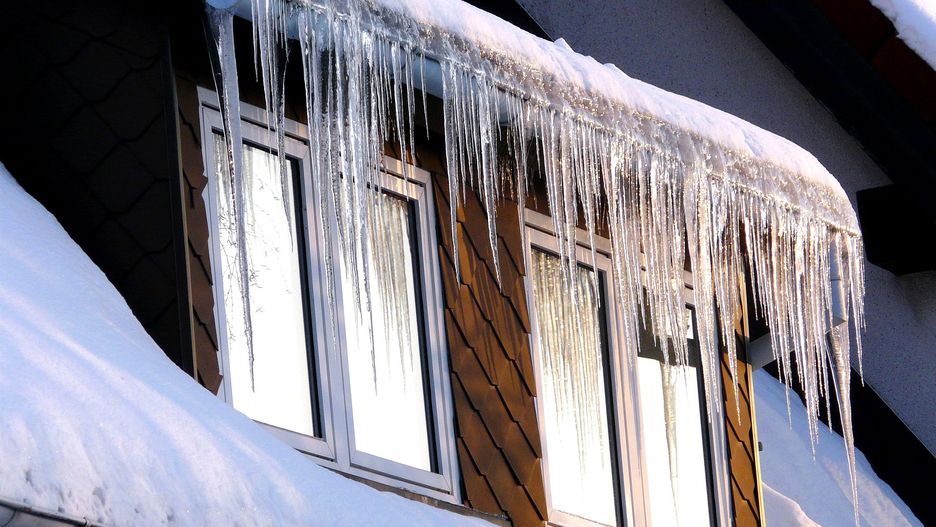 Odśnieżanie dachu a przepisy. Kto powinien usuwać śnieg z dachów?