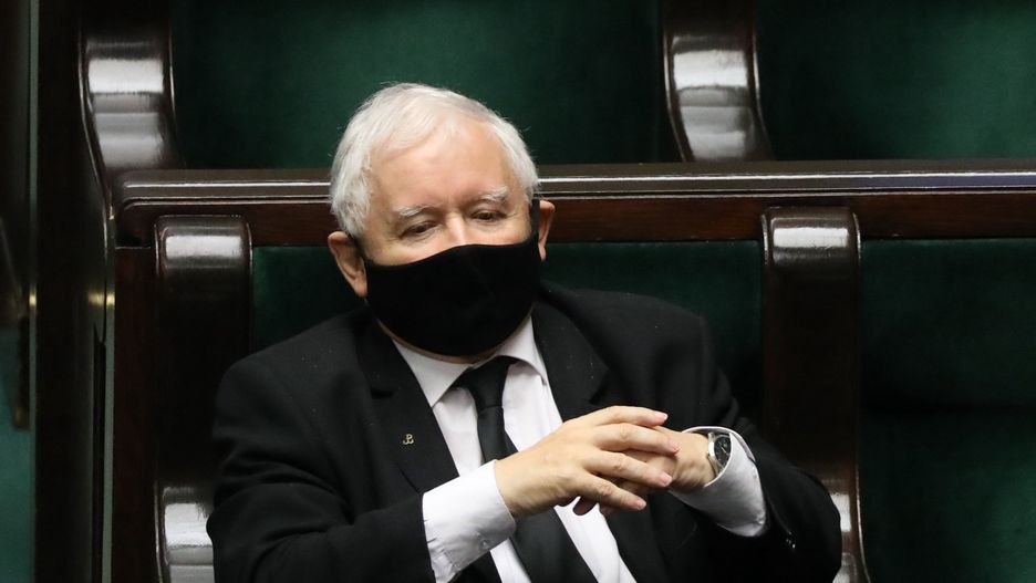 Jarosław Kaczyński zawiesił 23-letniego radnego z PiS. Za krytykę TK