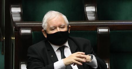 Jarosław Kaczyński zawiesił 23-letniego radnego PiS. Powodem krytyka wyroku TK?