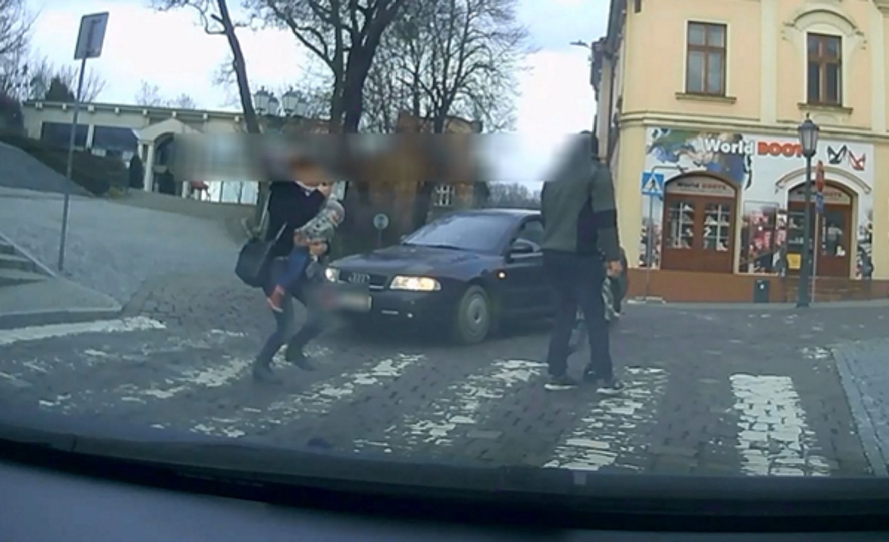 Rodzina nagrana w Cieszynie. Policja pokazała bulwersujące wideo