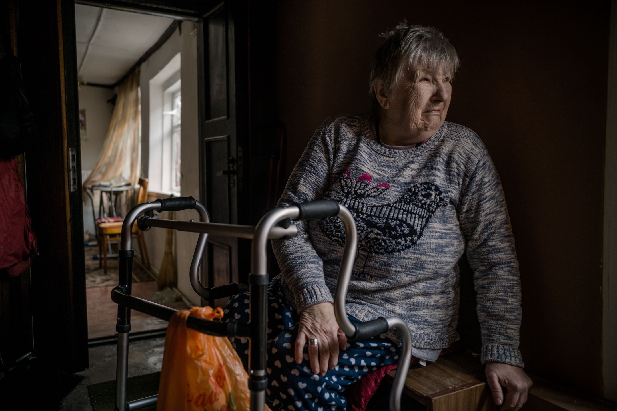76-letnia Nina Pietrowna Jelgajewa siedzi w swoim zniszczonym w ostrzale domu. W noworoczną noc Rosjanie zaatakowali Chersoń rakietami Grad. Pociski uderzyły m.in. w szpital dziecięcy, zniszczyły w nim okna. Uszkodziły lub zniszczyły też mieszkania i domy cywilnej ludności miasta.