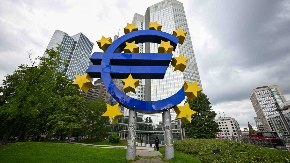 The Euro sculpture backdropped by former headquarters of the European Central Bank (ECB) in Frankfurt am Main, Germany, 28 July 2025. Stock markets were on the rise following a trade agreement between USA and the European Union with a 15 percent US tariff on most EU goods and billions of dollars of European investment. EPA/FLORIAN WIEGAND Dostawca: PAP/EPA.