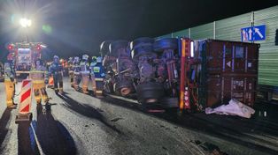 Mazowieckie: Nocna kolizja na DK7. Ciężarówka z kontenerami przewróciła się na remontowanym odcinku